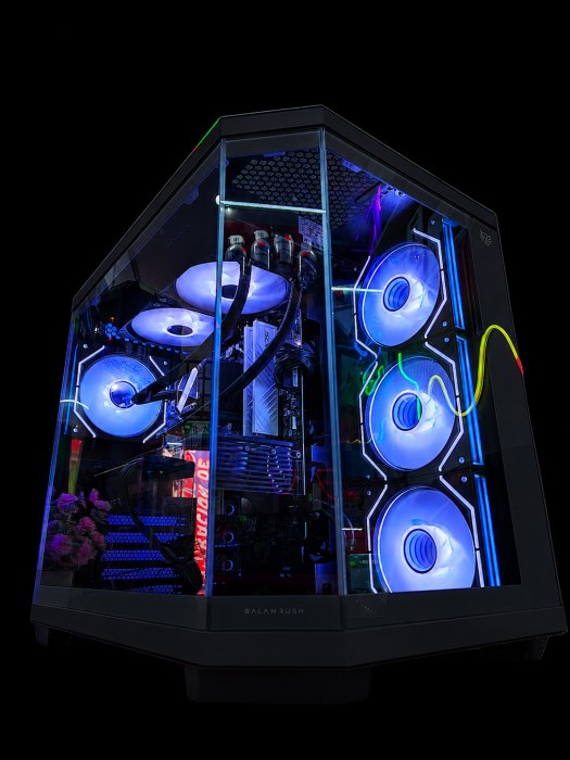 TANK PHANTOM — Ryzen 7 9800X3D NVIDIA RTX 5060 8GB